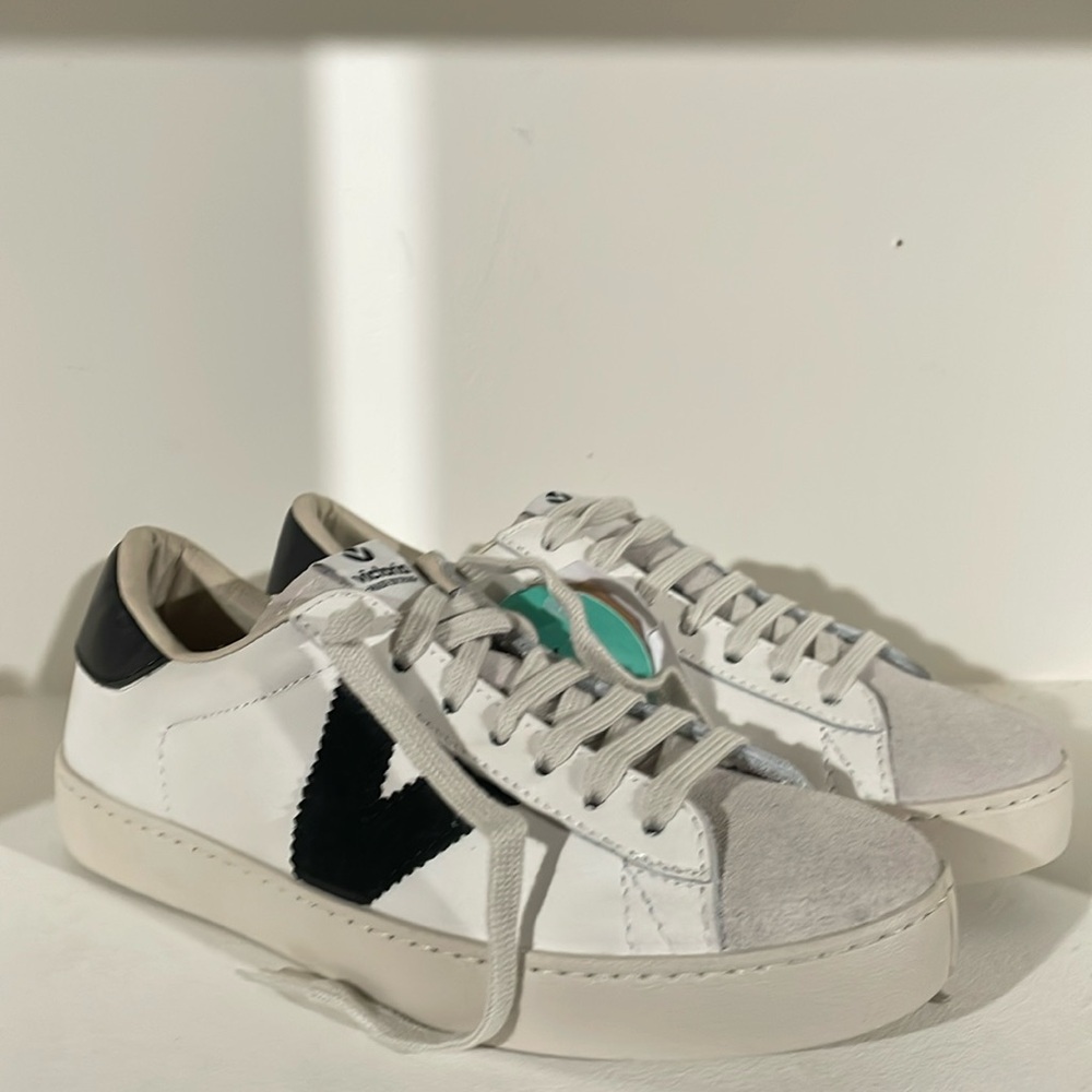 Victoria Berlin 1126142 Black "V" Various Sizes